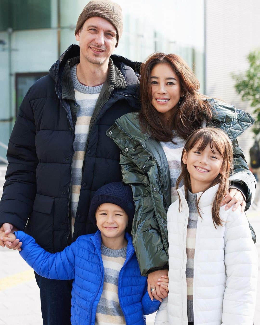 大桑マイミのインスタグラム：「GAP HOLIDAY LOOK BOOK   家族みんなでファミリーコーデ♪  着心地良いハッピーストライプセーターにプリマロフトパファーで楽しくショッピング。  暖かさに包まれて　笑顔☺️を沢山くれた❤️ 幸せだー。  @Gap_jp @gapkids_jp   #Gap #ootd #PR #親子リンクコーデ #お買い物コーデ」