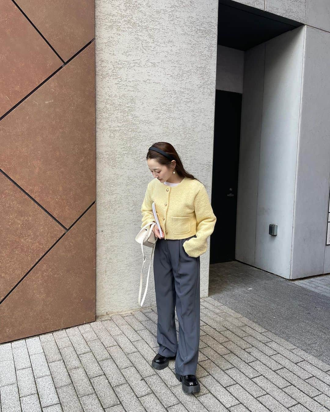 大田くるみさんのインスタグラム写真 - (大田くるみInstagram)「来週発売のひよこジャケットで レディなコーデ🐣💛  丈がスッキリしてて 野暮ったく見えないジャケットは貴重！  ワンピースに合わせてもかわいいよねえ💭  ゴールドのボタンと、 この淡い卵焼きみたいなイエローがたまらなくタイプです🍳  発売したらまたストーリーに アップするね〜♡  パンツはもう発売してる 低身長丈も選べるタックパンツだよ！👖  ちょっと薄手だけど肉感を拾わないので 綺麗め&痩せて見えるのよ🥹 . . . #低身長コーデ #骨格ストレート #骨ストコーデ  #骨格ストレートコーデ」11月16日 18時30分 - kurumimi1113