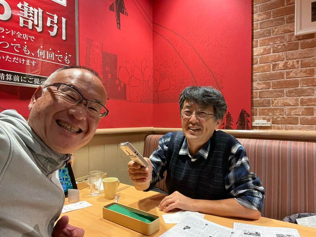 藤崎靖啓のインスタグラム：「情報誌「暮らしの情報」の取材を受けています✒️😅記者は、高知新聞社の元記者、掛水雅彦さん😅  #暮らしの情報社 #高知新聞社 #藤ちゃん #藤崎靖啓 #フリーアナウンサー」