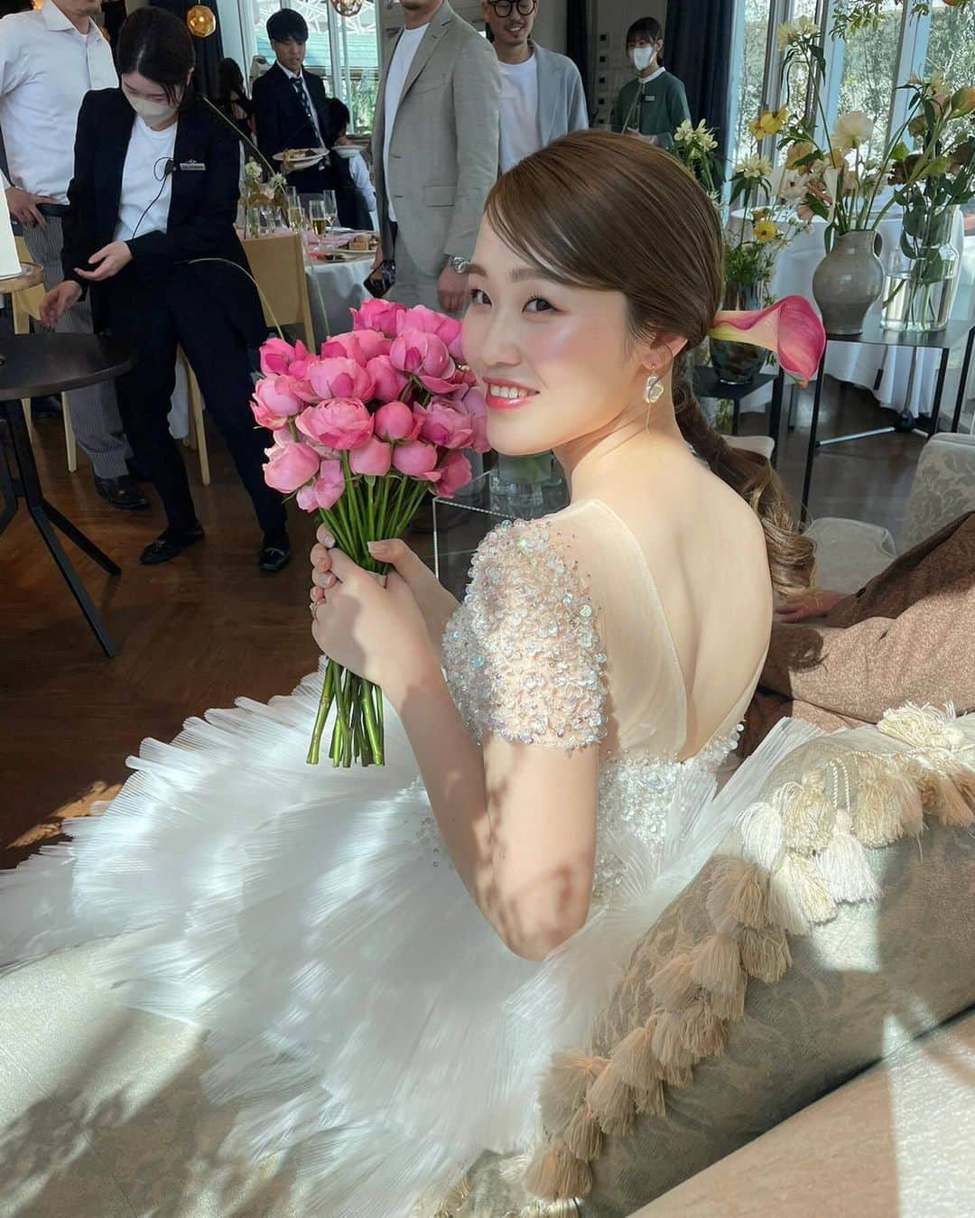 プレ花嫁の結婚式準備サイト farny 【ファーニー】さんのインスタグラム写真 - (プレ花嫁の結婚式準備サイト farny 【ファーニー】Instagram)「@farny_weddingをフォローして #プラコレ #美花嫁図鑑 を付けて投稿してください⡱ . ‥‥‥‥‥‥‥‥‥‥‥‥‥‥ Today's wedding photo from... @w_mtymmmk さん⚐* . ドレスコーディネートが素敵すぎる花嫁さま🤍  透け感のあるグリッターやチュールの重なったドレスが とても華やかで素敵ですよね🪞✨  カラーを刺したヘアアレンジもおしゃれです🫶 . ‥‥‥‥‥‥‥‥‥‥‥‥‥‥ . \\花嫁ライター募集中// @farny_wedding のDMに ”farny花嫁ライター希望”とお送りください✈︎✉︎ . \\花嫁アプリ // プロのアドバイザーに結婚式の相談を何度でも ウェディングドレスの記事や、 自分のウェディングレポを残せちゃう♡” . >>>TOPのURLからcheck ⋈ @placole_dressy >>>結婚のご相談は プラコレウェディングアドバイザーへ♡ @wedding_adviser >>>ウェディングレポを残したいなら、 farny by プラコレをcheck ✎ @farny_wedding >>>ウェディングアイデア＆DIYは ドレシーアイデアcheck ❁ @dressy_idea >>>素敵なドレスに出会いたい花嫁さま♡ @dressyonline_をcheck >>>お洒落で可愛いパパママ婚やフォトは @dressy.baby をcheck ∴ >>>鎌倉にOPEN”お花とドレスと紅茶のカフェ” @dressyroom_teaをcheck𓌉𓇋 >>>名古屋にOPEN”ウェディング体験型カフェ @dressycafe_nagoya をcheck𓌉𓇋 . ‥‥‥‥‥‥‥‥‥‥‥‥‥‥  #一度きりの人生一度は魔法にかけられて #結婚準備 #結婚式 #結婚式場 #当日レポ #撮影指示書 #weddingtbt #weddingdress #ウェディングドレス #ウェディングフォト #ブライダルフェア #farnyレポ #美花嫁図鑑 #mydress #大人可愛い #花嫁コーデ #花嫁コーディネート　#ブライダルヘア #花嫁ヘア #カラー #ブーケ」11月16日 16時00分 - farny_wedding