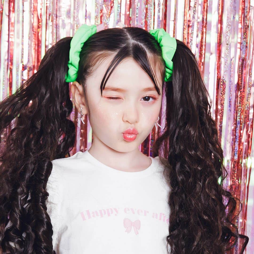アプレレクールオフィシャルさんのインスタグラム写真 - (アプレレクールオフィシャルInstagram)「【allolun.-makeup-】 💜GALAXY COLLECTION💜Y2K LOOK💜 ～how to put on makeup１～ ①アイホール全体に宝石マルチパレットの上のマットなオレンジを広げる。 ②同じく宝石マルチパレットの左下のブラウンラメを目を囲うように際に入れる。 ③涙袋に右下のグリッターを重ねて輝かせる。 ④アイブロウ（眉）も、上のマットオレンジで毛の間を埋めて仕上げる。 ⑤シアーな発色のレッドリップをしっかり塗る。 ⑥ネイルはリップに合わせた温変ネイルのレッドとラベンダーをランダムに。 ⑦温変ネイルについているキラキラリングをダブルでつけたら出来上がり！  （使用アイテム） ☆U481933 宝石マルチパレット/シルバー ￥1,100(税込) ☆U481913 保湿リップ/レッド 3P￥1,100(税込) 1P￥385(税込) ☆U481943 温変ネイル/ラベンダー・レッド 各￥550(税込)  #allolunmakeup #GALAXYCOLLECTION #ギャラクシーコレクション #Y2K #宇宙 #銀河 #オールオルンメイクアップ #オールオルン #オルンメイク #キッズコスメ #プチプラコスメ #ネイル #保湿リップ #練香水 #温変ネイル #マルチパレット #Y3K」11月16日 16時02分 - apres__official
