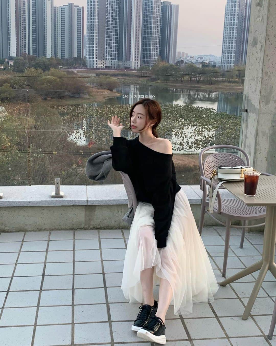 ヨンジョンのインスタグラム：「새벽에 난 또 서울로..🤍 그래도 못 봤던 사람들 오랜만에 봐서 너무 좋구」