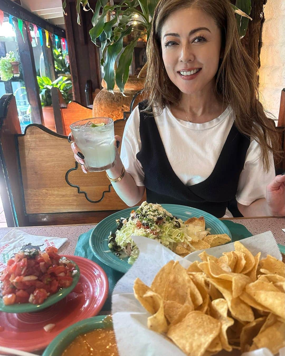 武田久美子さんのインスタグラム写真 - (武田久美子Instagram)「. ヘルシーな私のメキシカン🌮🫔チョイス！ ポークトスターダにサルサフレシカ😋💜 メキシカンフードでも この様な美味しくってヘルシーなチョイスもあるんですよ💜  #mexicanfood #salsa」11月16日 16時05分 - kumikotakedaofficial