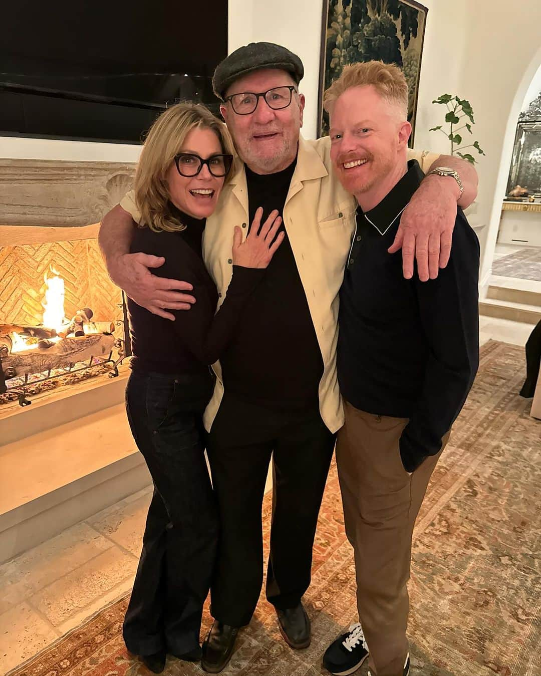 ジェシー・タイラー・ファーガソンさんのインスタグラム写真 - (ジェシー・タイラー・ファーガソンInstagram)「Nearly perfect @modernfamily reunion. We even had our two dads Chris Lloyd & Steve Levitan there!」11月16日 16時06分 - jessetyler