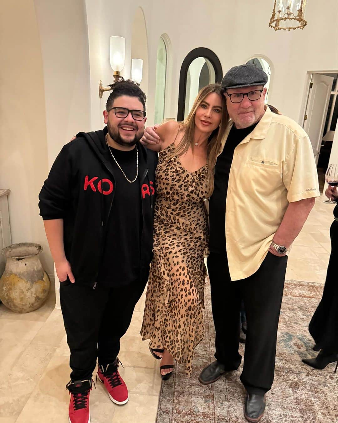 ジェシー・タイラー・ファーガソンさんのインスタグラム写真 - (ジェシー・タイラー・ファーガソンInstagram)「Nearly perfect @modernfamily reunion. We even had our two dads Chris Lloyd & Steve Levitan there!」11月16日 16時06分 - jessetyler