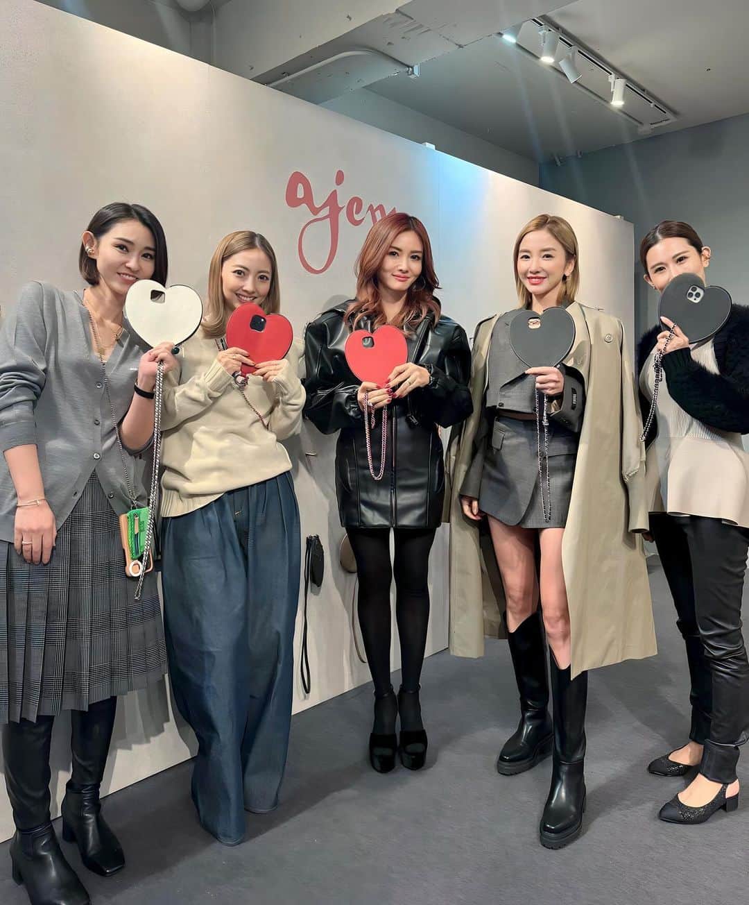 福王寺彩野さんのインスタグラム写真 - (福王寺彩野Instagram)「たーちゃんと一緒にSHIMAのヘアショーへ💖 初めてヘアショーを観たんだけどとっても楽しかった‼️🤩✨ 知ってる子たちも何人か出ていてちょっとした授業参観気分でした😆w 美容業界で憧れと実績を作り続けてるSHIMA社長の香緒里さん、創業者のパパ（会長）、そして奈良さん、改めて尊敬🙌✨✨ 🎀 ヘアショーの後は大好きなiPhoneケースブランドajewの展示会へ💝 新作のハートのケースやholidayのピカピカケースが可愛くて即オーダー❣️ 社長のアコさん、PRのかずささんやさっちゃんにも会えて嬉しかったです🥰 #shima #hairshow #ajew #iphonecase #khy #kyliejenner」11月16日 16時13分 - ayano_fukuoji