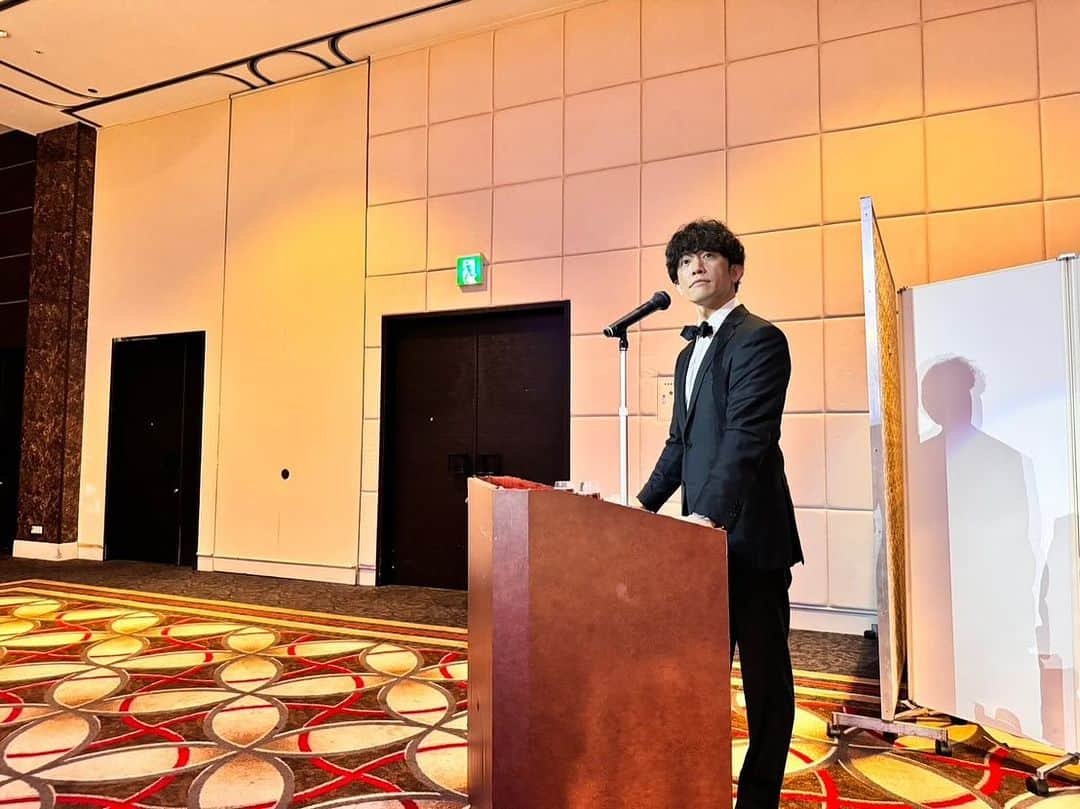 櫻井貴史のインスタグラム：「唐津市で行われました、一般社団法人JCC十周年式典の司会を務めさせて頂きました  偶然にも十数年前に撮影で宿泊させて頂いたホテルで、またこうしてお仕事をさせて頂くというなんとも嬉しいご縁でございました  世界各国よりご出席頂いた皆様をはじめ、国会議員、県や市の関係者の皆様の集う記念すべき式典に携わらせて頂けて大変光栄でした  ありがとうございました！  #japancosmeticcenter  #JCC」