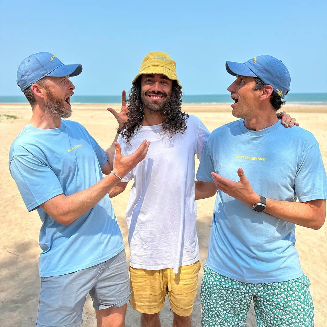 Hamish & Andyさんのインスタグラム写真 - (Hamish & AndyInstagram)「New common man merch just went up at our website! Swipe to see the item that only one person in your friendship group can get away with wearing.」11月16日 16時25分 - hamishandandy