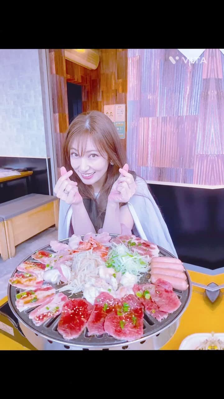 熊田曜子のインスタグラム：「大好きな親友と大好きな韓国料理 @yakuyaku_shinjyuku を食べに行ってきたよ🥓 食べ放題でたくさん食べたし 飲み放題でタピオカジュースや美酢もたくさん飲んだ〜😍 お店の方がお肉を焼いて 食べ方も教えてくださったの✨ 美味しくて楽しくて幸せ過ぎる時間だったよ💘  https://s.tabelog.com/tokyo/A1304/A130401/13228439/  #YAKUYAKU食堂 #新大久保グルメ #新宿居酒屋 #韓国料理大好き #新宿グルメ #PR」