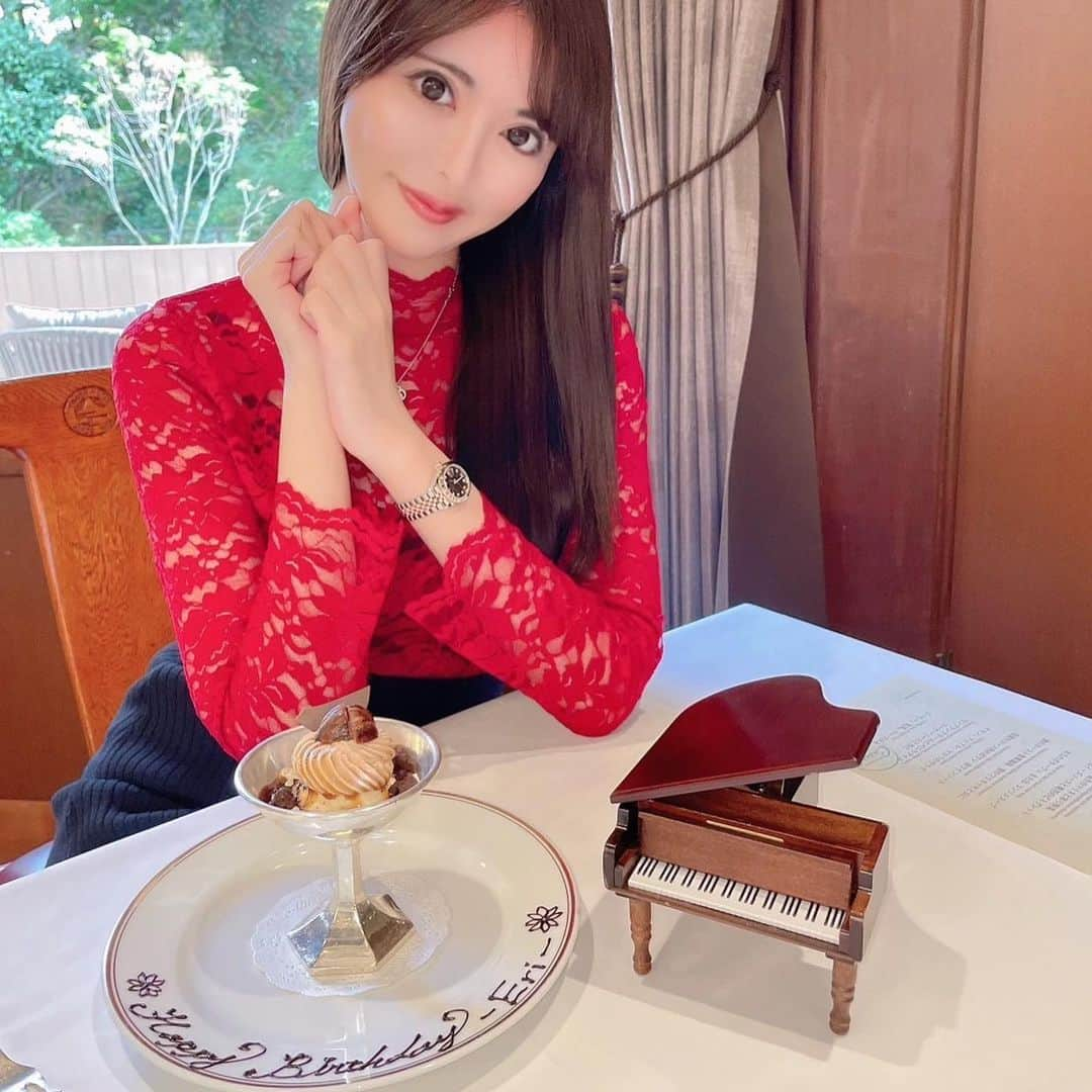 桃瀬えりなさんのインスタグラム写真 - (桃瀬えりなInstagram)「今日も早めBirthday♥️お祝いありがとう🫶 ピアノのオルゴール可愛い🎹 富士屋ホテルのランチ美味しかった🥂  紅葉撮影して来たよ🍁📸  #gourmet #lunch #french #rolex #birthday #follow #followme #富士屋ホテル #カスケード #クラシックランチ #コース料理 #グルメ #早めBirthday」11月16日 16時25分 - eri_rin1221