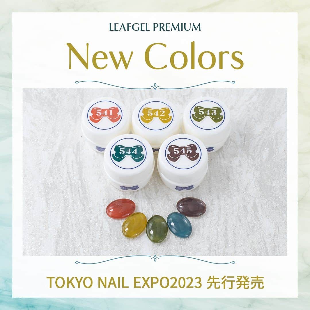 LEAFGEL PREMIUMさんのインスタグラム写真 - (LEAFGEL PREMIUMInstagram)「🎀『TOKYO NAIL EXPO 2023  information ⑫』🎀  ✨📣📣新商品発売のお知らせ📣📣✨  絶妙なくすみ感と深みのあるシアーカラー5色が新登場🎨✨💕  ✔️発売日✨ TOKYO NAIL EXPO 2023先行発売 : 11月19日 通常発売 : 12月15日  トレンド感溢れる指先がすぐに作れるオシャレカラー👩🏻‍🎨🤎 少量でも高発色なシアーカラーなので、お好みに合わせて調整できます✨ ワンカラーやシンプルデザインはもちろん、トレンドのニュアンスアートに特にオススメです🫶🏻  🔸#541 S パーシモン・オレンジ 深みのあるくすみオレンジ  🔸#542 S シトロン・グリーン 黄みがかったくすみグリーン  🔸#543 S グラス・グリーン 深みあるくすみグリーン  🔸#544 S モネ・ブルー 深みのあるくすみブルー  🔸#545 S トリュフ・グレー 深みのあるパープルがかったくすみグレー  テクスチャー:5色全て★ (柔らかい★～★★★★硬い） ※リーフジェルプレミアムの標準のテクスチャーは★です。  発売まで、もうしばらくお待ちください☺️💖  #leafgelpremium #leafgel #leafselection #リーフジェルプレミアム #リーフジェル #リーフセレクション #東京ネイルエキスポ #tokyonailexpo #ネイルエキスポ」11月16日 16時21分 - leafgel_premium
