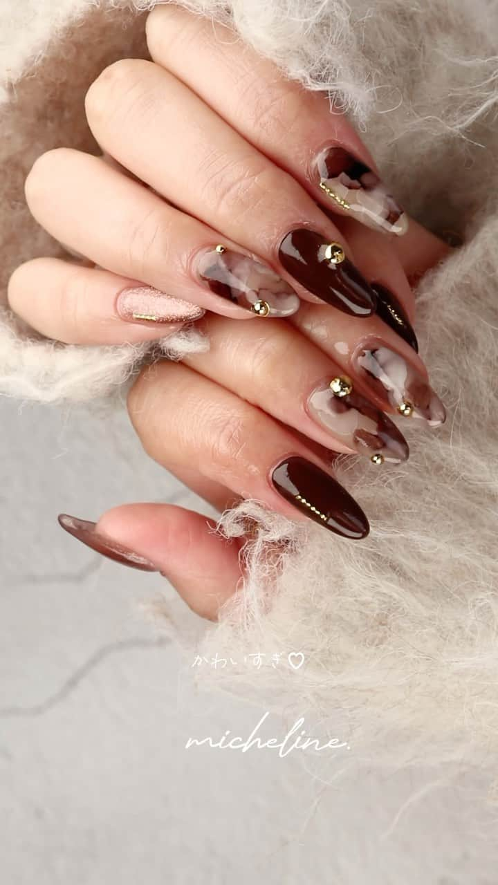 丸山美咲のインスタグラム：「・ produce by misaki maruyama  @kiranail.official × @micheline_nail   ⚫︎baroque gold(バロックゴールド) ⚫︎baroque silver(バロックシルバー) ⚫︎addiction mix(アディクションミックス)  EXPOにて3種類のパーツが 発売されます♪  最近はaddiction mixを 散りばめるのにハマっていて、 やたらとつけてますが笑  乗せるだけで一気に可愛くなるので、 ご参考までに☺️♡ パーツのコーティングだけしっかりするよう気をつけて下さいね♪  ※根本がちょっと伸びたベースに 乗せたので、きわ攻めしておりません🙏  ・  ・  ・  ___________________________   𝗻𝗮𝗶𝗹 𝘀𝗮𝗹𝗼𝗻 𝗺𝗶𝗰𝗵𝗲𝗹𝗶𝗻𝗲.  　【𝗿𝗲𝘀𝗲𝗿𝘃𝗮𝘁𝗶𝗼𝗻】 ⚫︎𝖫𝖨𝖭𝖤 @𝟤𝟥𝟪𝗉𝖼𝗇𝗒𝗏 ※@を含めて検索  ⚫︎𝗁𝗈𝗍 𝗉𝖾𝗉𝗉𝖾𝗋 𝖻𝖾𝖺𝗎𝗍𝗒 ※プロフィール𝖴𝖱𝖫より   【𝘀𝘁𝗮𝗳𝗳 𝗶𝗻𝘀𝘁𝗮𝗴𝗿𝗮𝗺】　　　　　　　　　 @micheline_nail_staff  　【𝗽𝗿𝗼𝗱𝘂𝗰𝗲】  𝗆𝗈𝗆𝖾𝗇𝗍.𝗋𝗈𝖻𝖾 @moment_official2019  　【𝗮𝗱𝗱】 　兵庫県尼崎市南武庫之荘𝟣-𝟣𝟩-𝟣 𝟣𝖥 　【𝗮𝗰𝗰】 　　阪急武庫之荘駅より徒歩𝟯分」