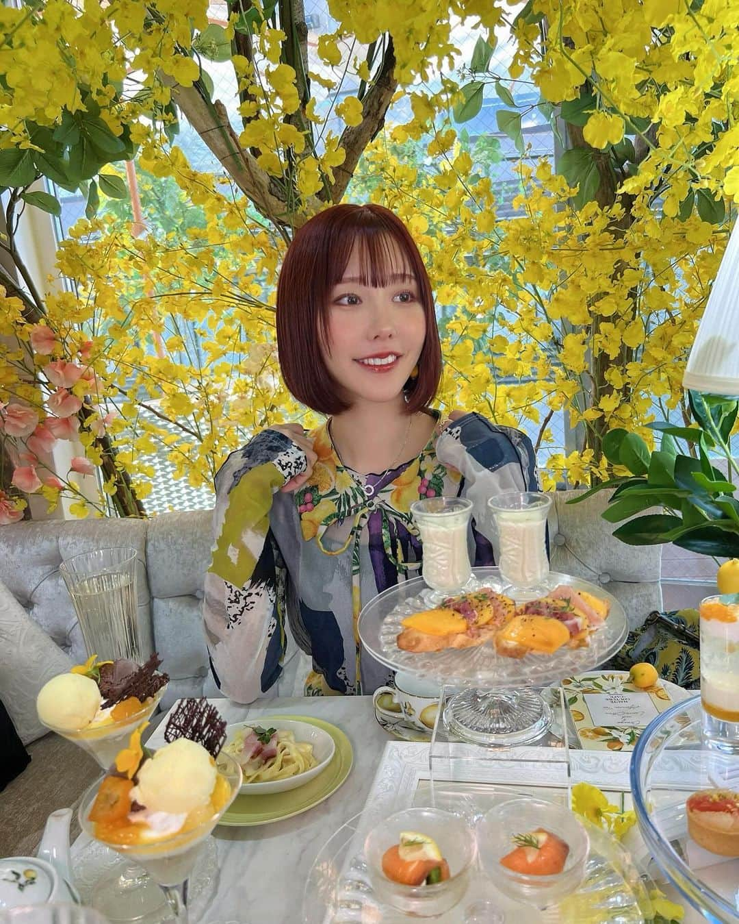 神成藍子さんのインスタグラム写真 - (神成藍子Instagram)「レモンのafternoontea🍋 🫖‪‪❤︎‬ とっても美味しかった(っ˙༥˙🍋ｃ) レモンの木をベランダに置きたいなって思ってたけどその願望が強くなった🥹🥹💛💛💛 つけ襟とスカートをレモン柄の布で作った🪄︎︎🪡 次の投稿で全身載せる🧸  #afternoontea #アフヌン #レモン #🍋 #レモンコーデ #イエローコーデ #黄色コーデ #手作り服」11月16日 16時24分 - kanna_nijimura