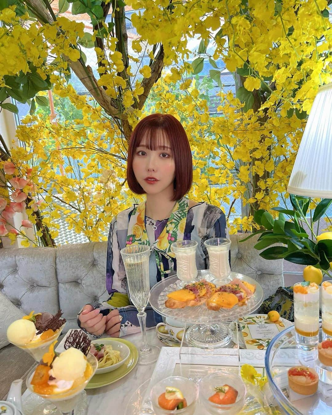 神成藍子さんのインスタグラム写真 - (神成藍子Instagram)「レモンのafternoontea🍋 🫖‪‪❤︎‬ とっても美味しかった(っ˙༥˙🍋ｃ) レモンの木をベランダに置きたいなって思ってたけどその願望が強くなった🥹🥹💛💛💛 つけ襟とスカートをレモン柄の布で作った🪄︎︎🪡 次の投稿で全身載せる🧸  #afternoontea #アフヌン #レモン #🍋 #レモンコーデ #イエローコーデ #黄色コーデ #手作り服」11月16日 16時24分 - kanna_nijimura