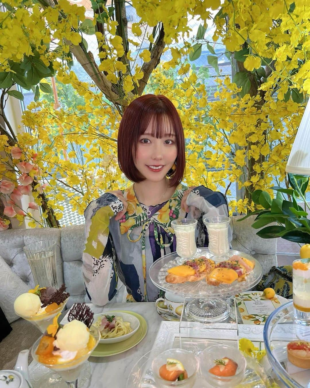 神成藍子さんのインスタグラム写真 - (神成藍子Instagram)「レモンのafternoontea🍋 🫖‪‪❤︎‬ とっても美味しかった(っ˙༥˙🍋ｃ) レモンの木をベランダに置きたいなって思ってたけどその願望が強くなった🥹🥹💛💛💛 つけ襟とスカートをレモン柄の布で作った🪄︎︎🪡 次の投稿で全身載せる🧸  #afternoontea #アフヌン #レモン #🍋 #レモンコーデ #イエローコーデ #黄色コーデ #手作り服」11月16日 16時24分 - kanna_nijimura