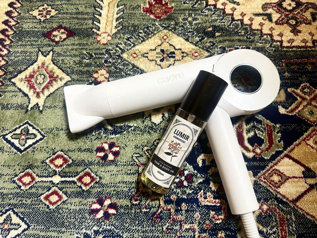 中川友里さんのインスタグラム写真 - (中川友里Instagram)「半年前のサロンモデルでのダメージで切れ毛ひどかったの  せっせと毎月のサロンでのヘアトリートメントと @rrsalon_ @saki_kono_ @fons_horikawa   ホームケア頑張ったおかけで髪も調子良くなってきてよかった〜😣😣💓(一時はどうなることかと  ピンク髪が好評で嬉しいです🌼  次は何色にしようかな🌺  ホームケアのアイテムは @olaplex のセラムに @kirarin_harry_official ちゃんオススメのヘアオイル🌼 金木犀の香りが優しさに包まれます〜 テクスチャもこっくりで髪の膨らみもおさまってwetにスタイリングしやすい🌷 ドライヤーは @cadre.jp にしました🤍 ひねるとコンパクトに収納できてスタイリッシュ🤍🖤 風圧も温度も3段階で髪のダメージ労われる🥹  #hair #haircare  📸 @takahiro_bessho  📍　#東京駅」11月16日 16時34分 - darayunya