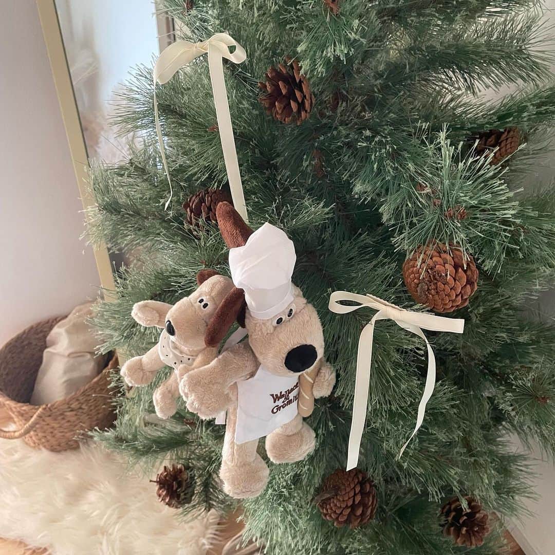 NikawaAsuka のインスタグラム：「念願だったChristmas tree🌲🤍 帰って来てからの反応楽しみ👦👶  #クリスマスツリー #ツリー #クリスマス  #xmas #christmas #christmastree」