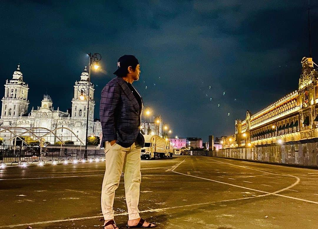 ウルティモ・ドラゴンのインスタグラム：「The Zocalo of Mexico City with no people.  It’s a really rare scene but I had the opportunity to visit with a special permit.  It’s so beautiful, isn’t it?   @dragongate_pro  @toru.kido  @ud_tiendaoficial  #mexicocity  #cdmx  #zocalo  #メキシコシティ  #大統領府  #luchalibre  #sinmascara」