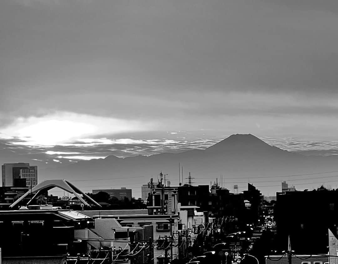 渡辺達生さんのインスタグラム写真 - (渡辺達生Instagram)「2023.11.16…今日の駒沢通り富士山 たまにはモノクロも良いもんだ。 #tatsuowatanabe #駒沢通り富士山」11月16日 16時27分 - tatsuowatanabe