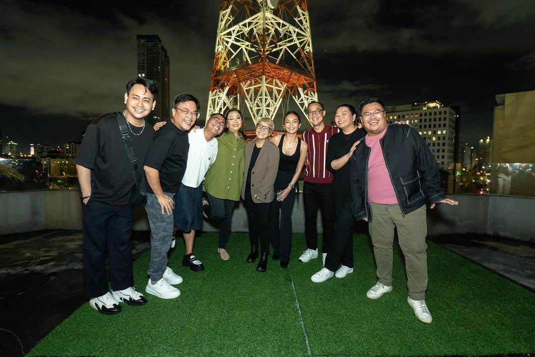 Kathryn Bernardoさんのインスタグラム写真 - (Kathryn BernardoInstagram)「.  POV: You’re with Team AVGG in front of the ABS CBN tower 🗼  Celebrating all the good things that happened to AVGG with our home network. This moment was just so heartwarming. Thank you! 🙏🏻  💙❤️💚」11月16日 16時28分 - bernardokath