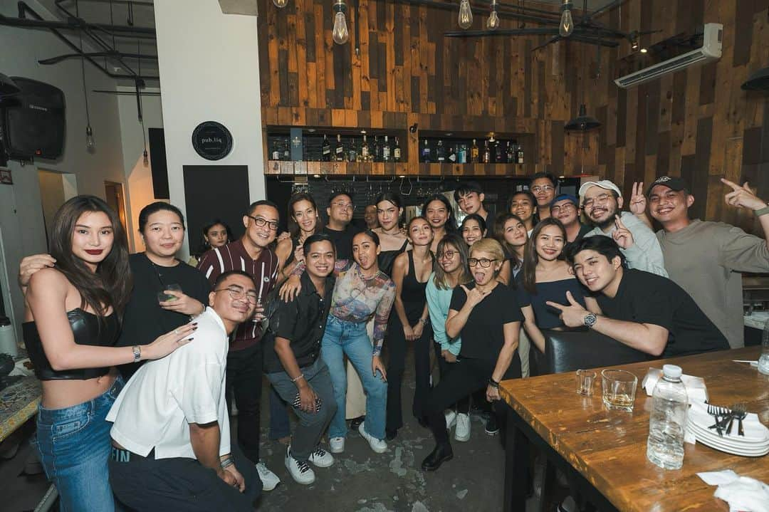 Kathryn Bernardoさんのインスタグラム写真 - (Kathryn BernardoInstagram)「.  POV: You’re with Team AVGG in front of the ABS CBN tower 🗼  Celebrating all the good things that happened to AVGG with our home network. This moment was just so heartwarming. Thank you! 🙏🏻  💙❤️💚」11月16日 16時28分 - bernardokath