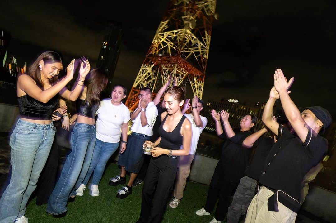 Kathryn Bernardoさんのインスタグラム写真 - (Kathryn BernardoInstagram)「.  POV: You’re with Team AVGG in front of the ABS CBN tower 🗼  Celebrating all the good things that happened to AVGG with our home network. This moment was just so heartwarming. Thank you! 🙏🏻  💙❤️💚」11月16日 16時28分 - bernardokath