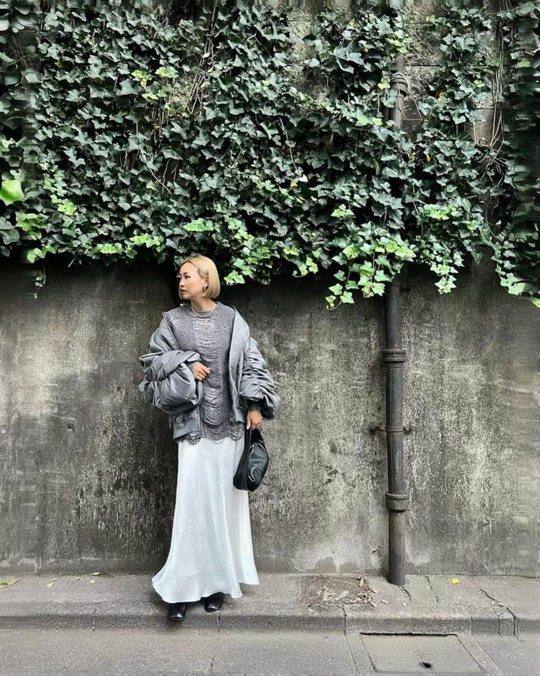 亜弥のインスタグラム：「🩶🤍🩶🤍 gray×whiteって可愛い🐘🐑🦭🐩  knit @prankproject_official  skirt @_josemoon_  ma-1 @mecre_official  boots @plus_women.azulofficial  bag @todayful_   #fashion #ootd #最近MA1がちょうどいい #grayコーデ」