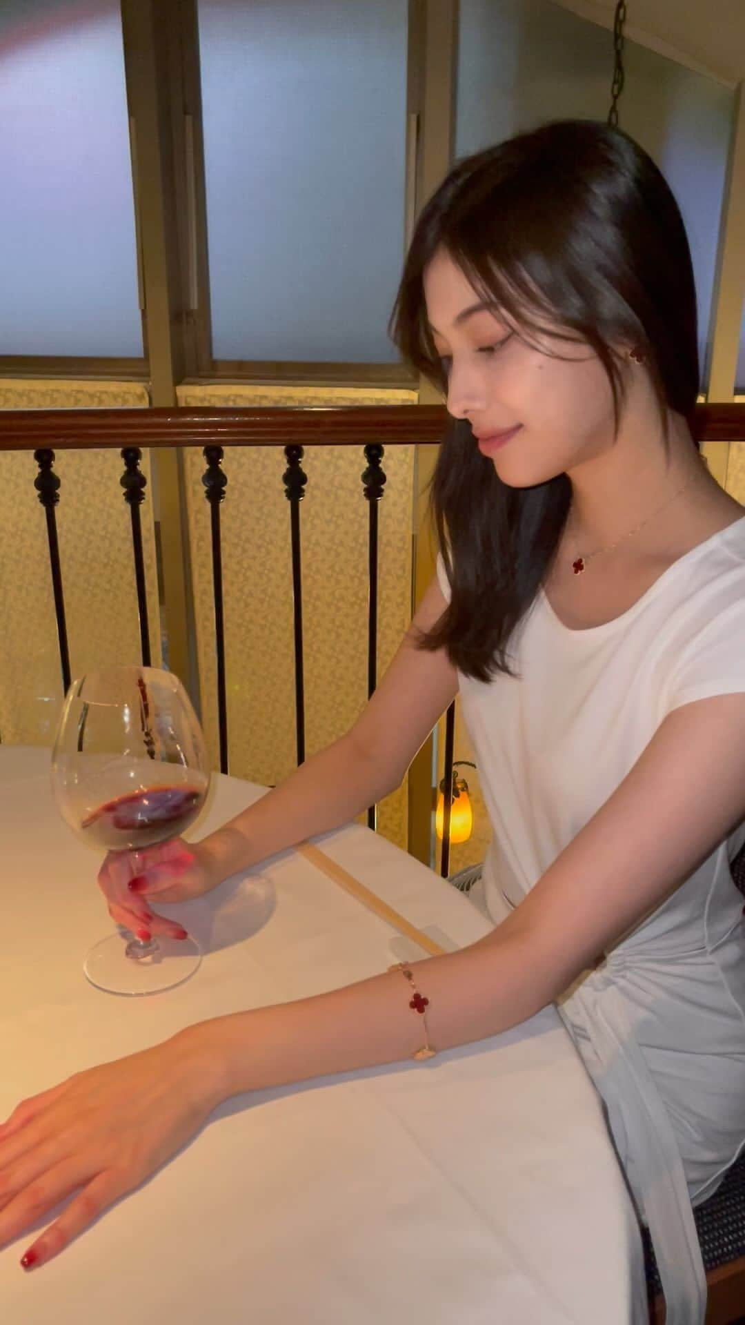 せたこのインスタグラム：「🍷  ワインも爪もアクセサリーも赤❤️  冬は毎日、ワイン飲みたいって言ってて 夏は毎日、ハイボール飲みたいって言ってる」