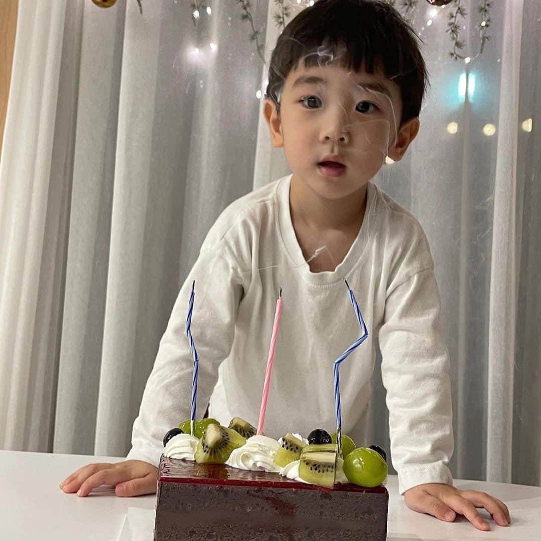 チョ・ミニョンさんのインスタグラム写真 - (チョ・ミニョンInstagram)「행복한 생일날 🎂우리 함께나눠요:) 나른한 목요일 작은 🎁이벤트 하나 할게요 ⠀⠀⠀⠀⠀⠀⠀  저의 작은 거인 민기85의 생일이였답니다 원래는 그냥 짠돌이 난쟁이 였는데 아버지가 무수히 많은 별로 돌아가신 후 아빠 역활까지 도맡아서 하다보니 어느새 저에게는 작은 거인같은 존재가 되었고 ⠀⠀⠀⠀⠀⠀⠀  육아파파로 살아가면서 민영파파 노릇까지 하니 폭삭 늙어버린 모습에 마음이 동할때가 많아요  오늘도 열심히 살아가고 있는  이런 짠기민기85의 생일 ” 민기야 생일축하해 “ 라고 남겨주신 분 추첨을 통해 선물 보내드릴게요 ☺️♥️  당첨자는 짠돌이 민기삼촌이 직접 뽑을거랍니다 ෆ ( 내가 이벤트하고 민기85 일시키기) #민기삼촌네부족 #민기시리즈」11月16日 16時29分 - xxjominxx