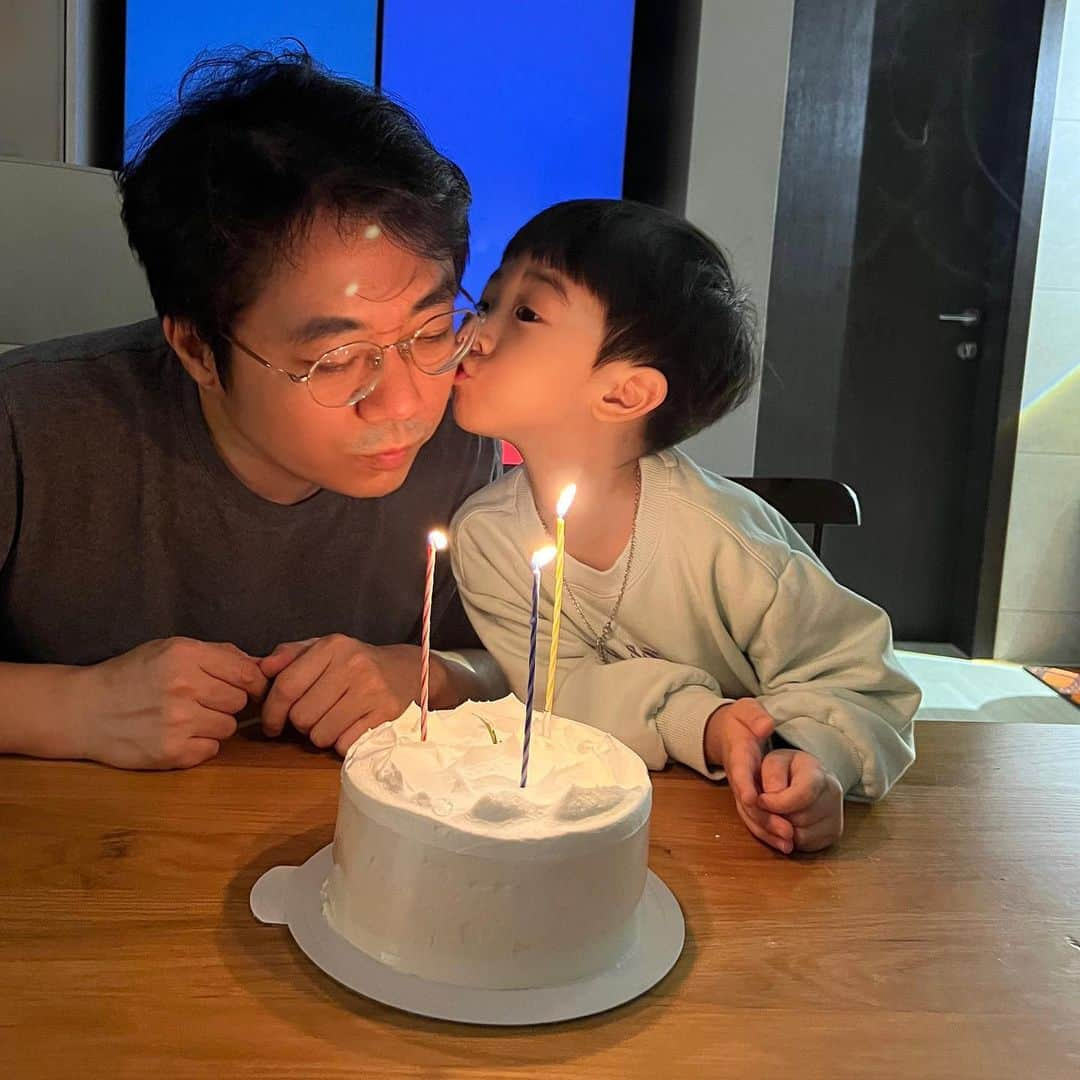 チョ・ミニョンさんのインスタグラム写真 - (チョ・ミニョンInstagram)「행복한 생일날 🎂우리 함께나눠요:) 나른한 목요일 작은 🎁이벤트 하나 할게요 ⠀⠀⠀⠀⠀⠀⠀  저의 작은 거인 민기85의 생일이였답니다 원래는 그냥 짠돌이 난쟁이 였는데 아버지가 무수히 많은 별로 돌아가신 후 아빠 역활까지 도맡아서 하다보니 어느새 저에게는 작은 거인같은 존재가 되었고 ⠀⠀⠀⠀⠀⠀⠀  육아파파로 살아가면서 민영파파 노릇까지 하니 폭삭 늙어버린 모습에 마음이 동할때가 많아요  오늘도 열심히 살아가고 있는  이런 짠기민기85의 생일 ” 민기야 생일축하해 “ 라고 남겨주신 분 추첨을 통해 선물 보내드릴게요 ☺️♥️  당첨자는 짠돌이 민기삼촌이 직접 뽑을거랍니다 ෆ ( 내가 이벤트하고 민기85 일시키기) #민기삼촌네부족 #민기시리즈」11月16日 16時29分 - xxjominxx