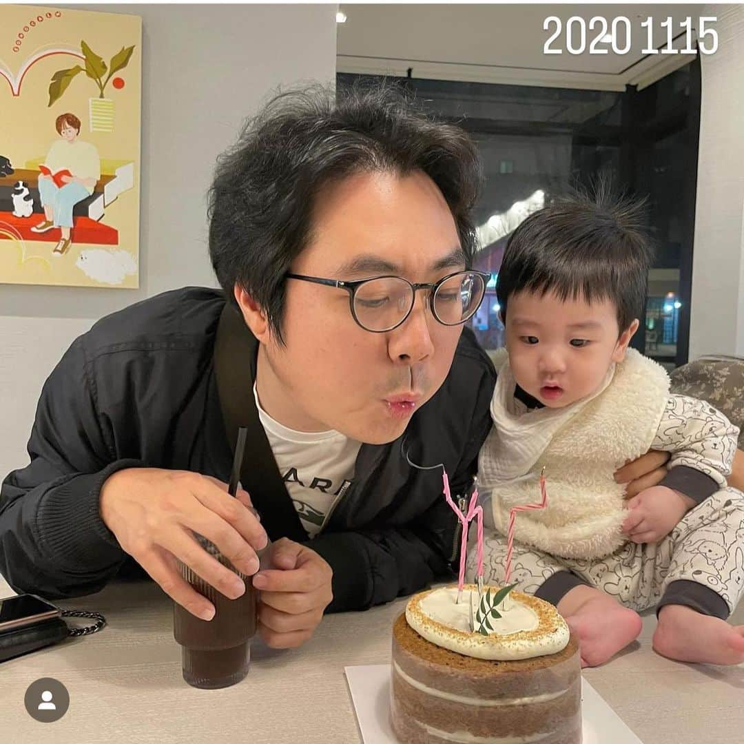 チョ・ミニョンさんのインスタグラム写真 - (チョ・ミニョンInstagram)「행복한 생일날 🎂우리 함께나눠요:) 나른한 목요일 작은 🎁이벤트 하나 할게요 ⠀⠀⠀⠀⠀⠀⠀  저의 작은 거인 민기85의 생일이였답니다 원래는 그냥 짠돌이 난쟁이 였는데 아버지가 무수히 많은 별로 돌아가신 후 아빠 역활까지 도맡아서 하다보니 어느새 저에게는 작은 거인같은 존재가 되었고 ⠀⠀⠀⠀⠀⠀⠀  육아파파로 살아가면서 민영파파 노릇까지 하니 폭삭 늙어버린 모습에 마음이 동할때가 많아요  오늘도 열심히 살아가고 있는  이런 짠기민기85의 생일 ” 민기야 생일축하해 “ 라고 남겨주신 분 추첨을 통해 선물 보내드릴게요 ☺️♥️  당첨자는 짠돌이 민기삼촌이 직접 뽑을거랍니다 ෆ ( 내가 이벤트하고 민기85 일시키기) #민기삼촌네부족 #민기시리즈」11月16日 16時29分 - xxjominxx