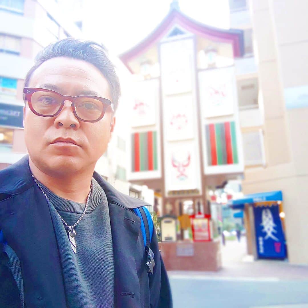 高井俊彦さんのインスタグラム写真 - (高井俊彦Instagram)「名古屋生活を満喫しとります🍤🏯  #御園座 #年末恒例よしもと爆笑公演  ３日目✨✨✨  昨日の夜活🚶 市内のライトアップされた川沿いをてくてく #洲崎神社 へ⛩️ 夜の神社は雰囲気あり過ぎて鳥居の外から参拝w  今日の朝活☀ 市内をてくてく、名古屋にある #三輪神社 へ⛩️🐰 奈良の大神神社とゆかりのある #幸せの社 と呼ばれているパワースポット👍 幸せになれるなでうさぎを皆さんの分もめいいっぱい撫でておきました⤴️⤴️⤴️  夕活⁉️ 御園座周りをてくてく、からくる時間ではないからくり時計前でパシャリ📷  今から午後の部顔晴ってきま〜す🙌」11月16日 16時42分 - takai_toshihiko
