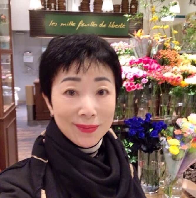 小川知子のインスタグラム：「ボージョレーヌーボー解禁🍷 毎年、ワイン好きの私のために大塚マネージャーが贈ってくれるタイユバンのボージョレーヌーボーワイン🍷  2023年は日照時間に恵まれたようで、非常にバランスの取れたテイストになっているとのこと。 どれどれ早速試飲🍷  うーん、美味しい！ すいすい飲めそう。  今夜はパスタかな。  急に寒くなって風邪ひかないようにね〜。  #ボージョレーヌーボー解禁  #ボージョレーヌーボー2023  #タイユバンのボージョレーヌーボー  #当たり年ワイン  #ワイン好き  #小川知子」