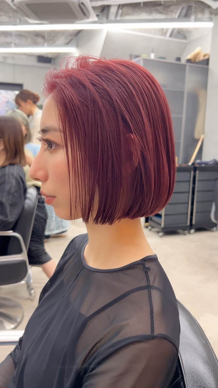 兼井遼のインスタグラム：「チェリーレッド＊ 綺麗なラインのボブ✌︎  最近は赤系のカラーも とっても人気です😌  柔らかくほつれるヘア😌  ツヤのある 暗くても透明のある カラーならお任せください☺️  11月12月のご予約も まだまだお取りできます🙇🏻  ご質問などは コメントにてお問い合わせください！😌  #ケアカラー  #ヘアアレンジ  #ケアダブルカラー  #巻き方  #髪質改善カラー  #イルミナカラー  #ミルクティーベージュ #グレージュ  #ケアブリーチ  #ハイライトカラー  #ハイトーンカラー  #ブリーチ  #ダブルカラー   #インナーカラー  #オリーブアッシュ  #グラデーションカラー  #グレージュカラー  #ツヤトーン  #パーマ  #艶髪  #外国人風  #髪質改善トリートメント  #くびれヘア  #シースルーバング  #髪質改善  #ラベンダーグレージュ  #オリーブグレージュ  #トリートメント  #ヘアアクセサリー　#インナーハイライト」