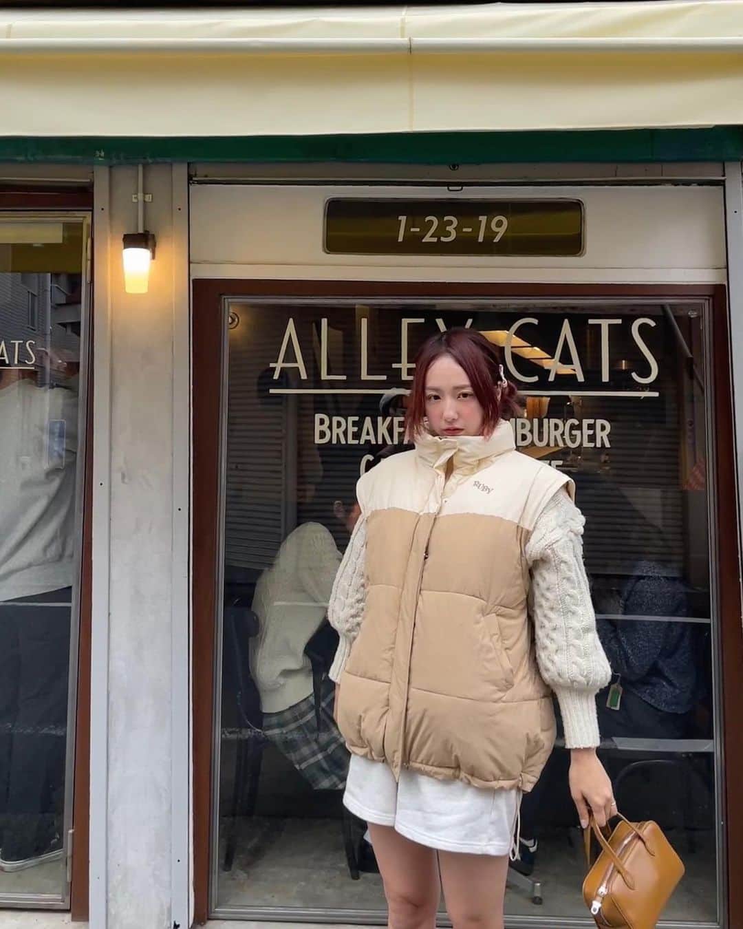 AMOのインスタグラム：「☁️ 2WAYダウンライクパフジャケット/ IVORY×BEIGE  袖をはずしてダウンベストとして。 この配色 食パンみたいだね？🍞😋  合わせたアイテムはRUBYのアーカイブたち ニットは数年前のもの スウェットショートパンツはSALE中です🤍  @ruby_and_you  #rubyandyou」