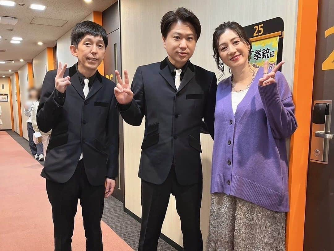 野々村友紀子さんのインスタグラム写真 - (野々村友紀子Instagram)「昨日のフジテレビ【ぽかぽか】とても楽しくトークさせてもらいました💓小堀くんは子供たちにクズすぎるエピソード披露されて私に怒られて【ぼこぼこ】でしたが😆  見ていただいた方、ありがとうございました！  なんと牛肉チャレンジ🍖で小堀が見事に成功！ 岩井くんの優しさで家族分のお肉をゲット！🥩  写真は、そのお肉を持ったまま名古屋に行こうとした小堀くんが怒られているところです。  とりあえず家帰れ‼️  このあと、お家に帰って家族でお肉食べたそうですのでご安心ください😊」11月16日 16時41分 - nonomura_yukiko