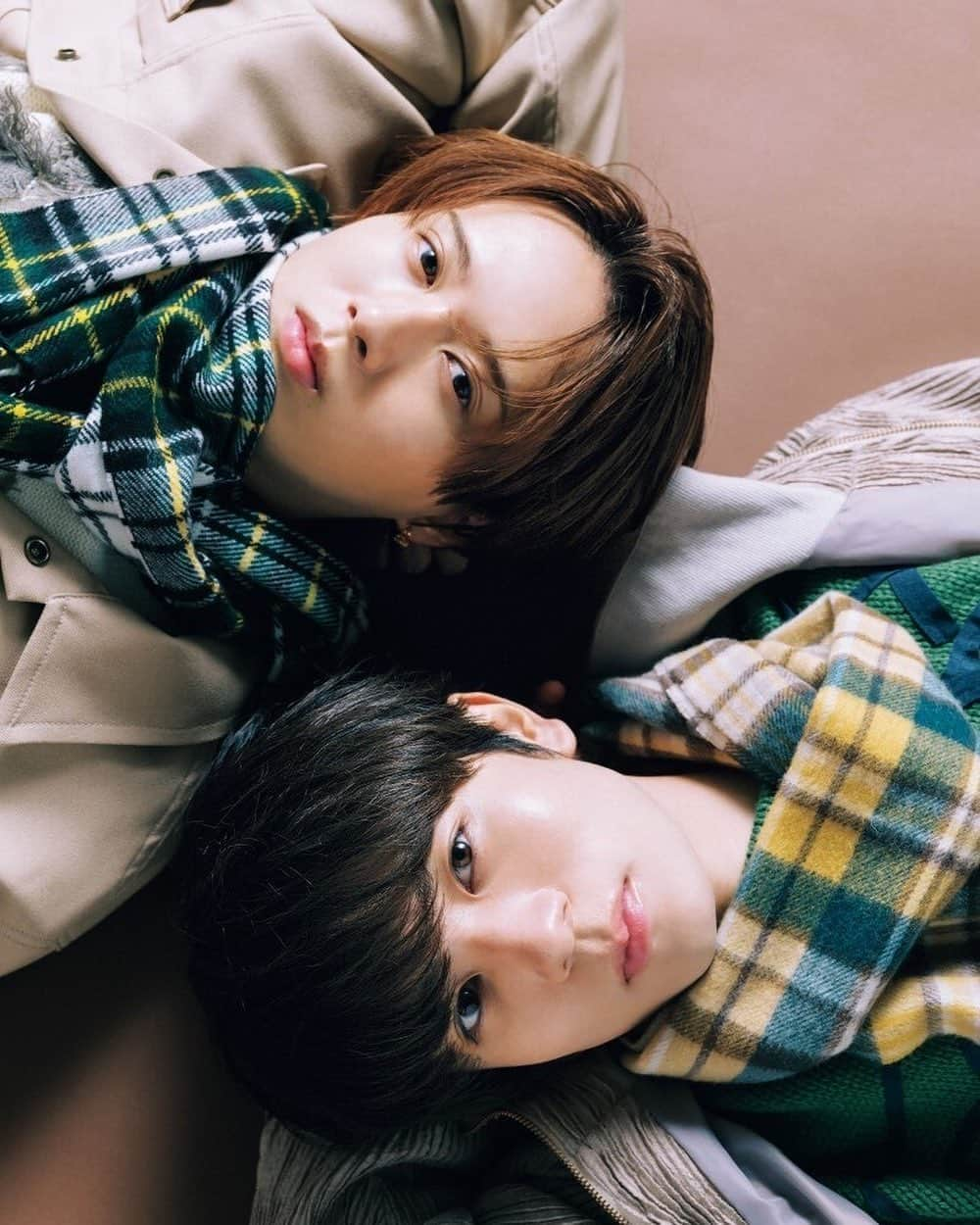 CanCamのインスタグラム：「＼髙橋優斗×井上瑞稀／ "ゆとみず"がCanCam1月号に登場✨  HiHi Jetsのメンバーで現在はドラマでも共演中のおふたり。冬ならではのシミラールックで、似てないふたりの共通点探しをしてみました👬🤍❤️  洋服の好みや性格など、あらゆるところで似ていない、と話すおふたりが、ついに見つけた共通点とは…？👀  22日発売のCanCam1月号をお楽しみに🙌  #CanCam #HiHiJets #髙橋優斗  #井上瑞稀  #シミラールック  #冬コーデ  #彼氏感」