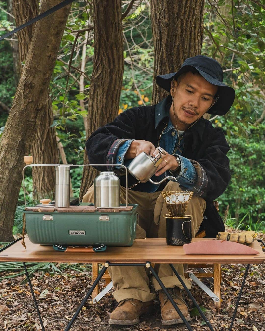 ビートないとーさんのインスタグラム写真 - (ビートないとーInstagram)「最近、スタンレーのランチボックスをカスタムしたらよりキャンプでコーヒーを入れるのが楽しくなって来た☺️  DIYも検討したけど、タイのブランドの @unito_store はスタンレーランチボックスのカスタムアイテムを多数扱っていて、デザインもとても素敵だったので使ってみた🙆  スタンレー以外にもカスタムパーツがあるのでまた注文してみよ👌  このランチボックスは入ってるコーヒーアイテムもいろいろ考えて買い揃えた🤲  個人的に感動したのが @snowpeak_official のチタンマグと @shimomurakihan のコーヒー豆を入れるようの購入したステンレス用の容器がまさかのシンデレラサイズに収まる！本当に気持ちいいくらいのスタッキング🥴  男というのはこういうのに萌えるんです笑  #スタンレーランチボックス  #スタンレーカスタム #カスタム #DIY #コーヒー #coffeetime  #coffeeholic  #デイキャンプ #ピクニック」11月16日 16時51分 - beat910