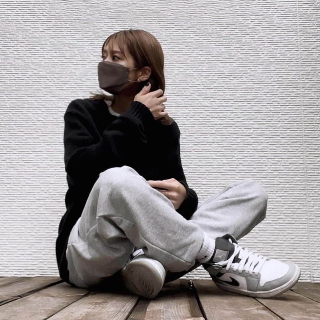 山本明果さんのインスタグラム写真 - (山本明果Instagram)「🤍🩶🖤 ⠀ ⠀ tops / #seable pants / #uniqlo shoes / #nike#aj1 ⠀ ⠀」11月16日 16時45分 - sayaka__sea