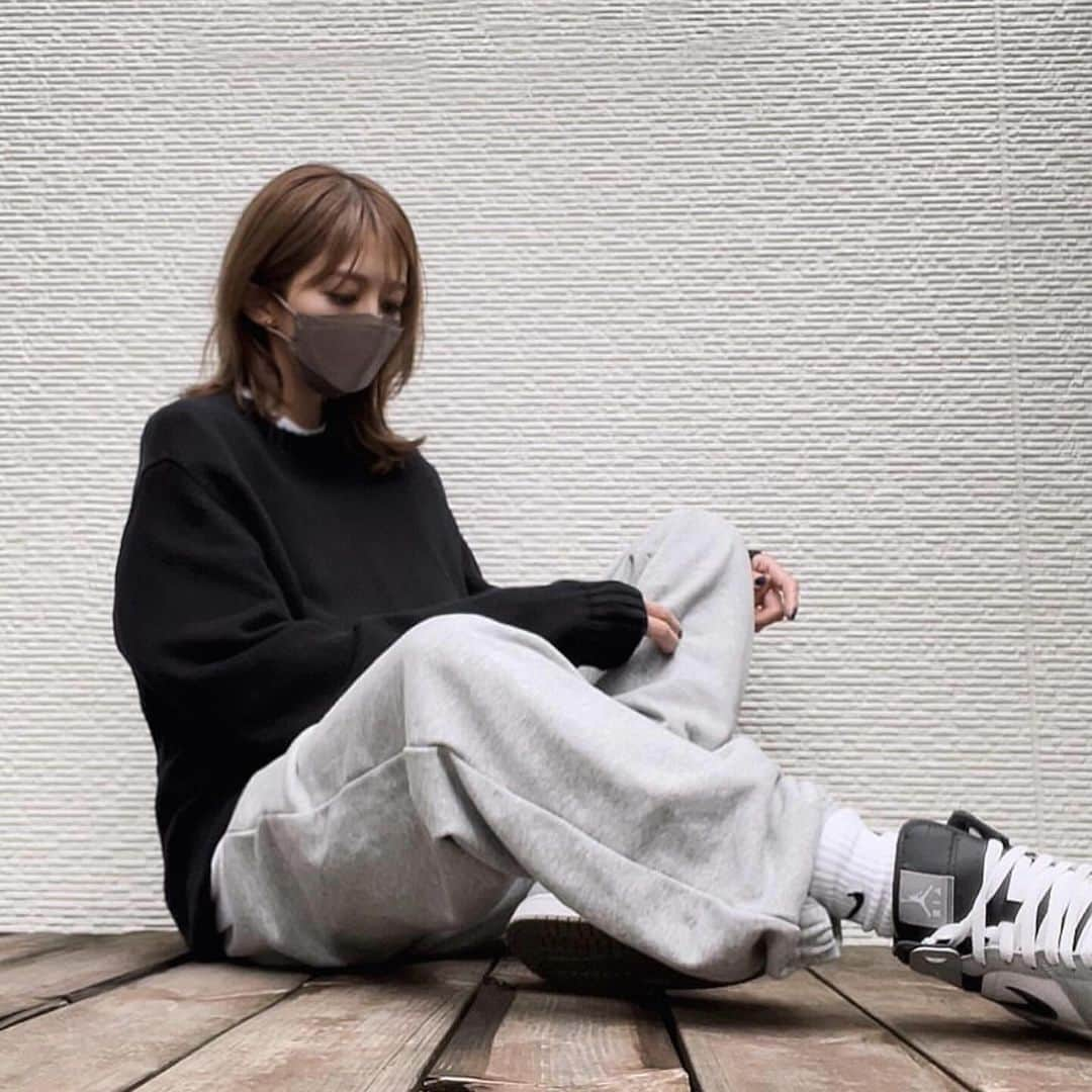 山本明果さんのインスタグラム写真 - (山本明果Instagram)「🤍🩶🖤 ⠀ ⠀ tops / #seable pants / #uniqlo shoes / #nike#aj1 ⠀ ⠀」11月16日 16時45分 - sayaka__sea