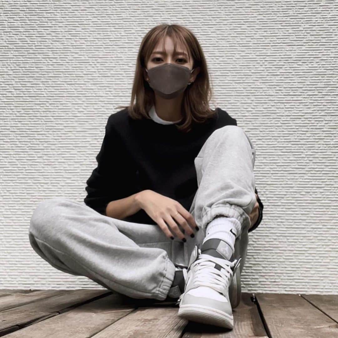 山本明果さんのインスタグラム写真 - (山本明果Instagram)「🤍🩶🖤 ⠀ ⠀ tops / #seable pants / #uniqlo shoes / #nike#aj1 ⠀ ⠀」11月16日 16時45分 - sayaka__sea