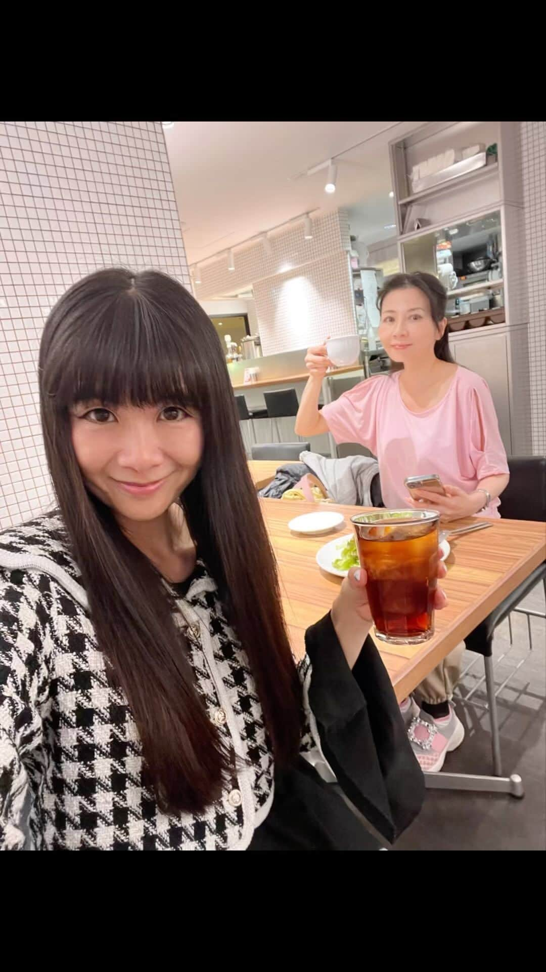 外村美姫のインスタグラム：「SHUTTERS 東京駅八重洲北「シャッターズ」さんで、カジュアルイタリアンランチ!! @shi4arai ちゃま、ご一緒頂きました～。有難う～。  東京駅八重洲北口外、東京ギフトパレットの奥にある、GRANSTA八重北食堂にあるお店。 100％国産の豚肉を使用したスペアリブと、100％国産のりんごを使用したアップルパイアラモードが看板メニュー。 2H飲み放題付！名物スペアリブ含む5品の人気メニュー&飲み放題全28種類のお得な【SHUTTERS東京駅限定】コースを堪能。  日替わりサラダは岩海苔サラダ。海苔の甘みがお野菜のおいしさを引き立てます。スペアリブはほろっほろで、フォークで食べられる柔らかさ。味わいも深みがあり、すごく美味しかったです。 コーンソテーもガーリックトーストも、出来立てアツアツで、それぞれ丁寧な味わいが魅力的。濃厚なトマトの酸味を感じられるトマトソーススパゲッティも後を引く旨さ。飲み放題から、紅茶を頂きました。満足感高かったです。 東京駅限定のお手軽コース。仕事帰りや宴会、プチ女子会等にお勧めのおいしさ溢れるお料理でした!!ご馳走様でした!!  SHUTTERS東京駅 東京都千代田区丸の内1－9－1東京駅構内（1階）GRANSTA八重北食堂 PR @shutters.ys #シャッターズ #カジュアルイタリアン #丸の内グルメ #丸の内イタリアン #shutters #イタリアン #アップルパイ #パスタ #カフェ #カフェ巡り #カフェ活 #東京駅 #tokyocafe #tokyosweets #sweets #外村美姫 #スイーツ #cafè #ランチ巡り #レストラン #カフェスタグラム #ランチ #グルメ #ランチメニュー #lunch #italian #tokyostation #ガーリックトースト #東京駅グルメ #東京観光」