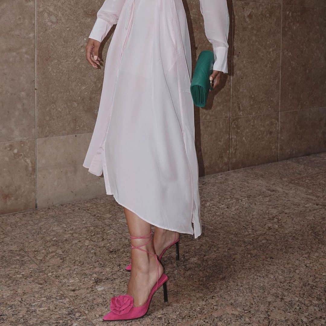 センソ・ディフュージョンさんのインスタグラム写真 - (センソ・ディフュージョンInstagram)「@ellebaillieu wearing our OTTILIE heels in Camelia 🌺」11月16日 16時47分 - senso