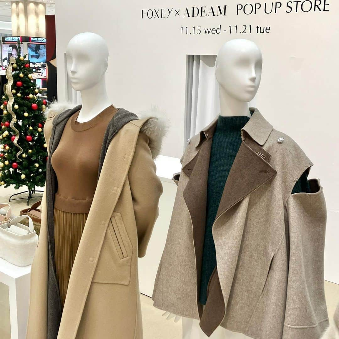 daimarusapporoのインスタグラム：「1階 イベントスペースで〈FOXEY〉×〈ADEAM〉POPUP STOREを開催中🎄  2つのブランドから、秋冬コレクションのアイテムがそろいました⛄️  品のある着こなしがかなうワンピースやファーのコート、コーディネートに映えるバッグなど…… 洗練されたデザインや、華やかで美しい生地が魅力のアイテムがたくさんです。  ぜひ店頭でご覧ください！  ※11/21(火)まで  #大丸札幌 #FOXEY #ADEAM #冬コーデ #ファー #ファーバッグ #ファーコート #カシミヤニット」