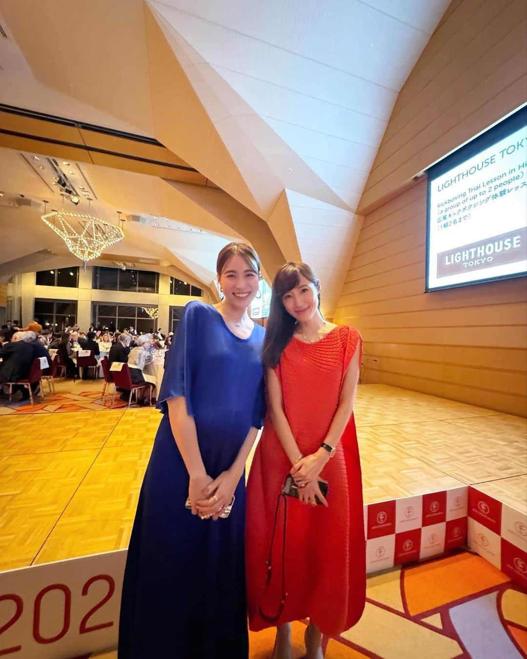 小林真由のインスタグラム：「💙❤️ ⁡ さっさーとマッチ？しすぎていた会🍸🤍 青と赤でびっくり! たまたま前々日に会っていたからそれもびっくり✨ ⁡ 大きなお腹でにこにこのさっさー 美しい..♡ お体大事にしてね☃️♡  ⁡ ⁡ ⁡ #ファッション #コーデ #ママコーデ #女の子ママ #男の子ママ #ママライフ #コーディネート #４歳 #3歳 #accjapan」