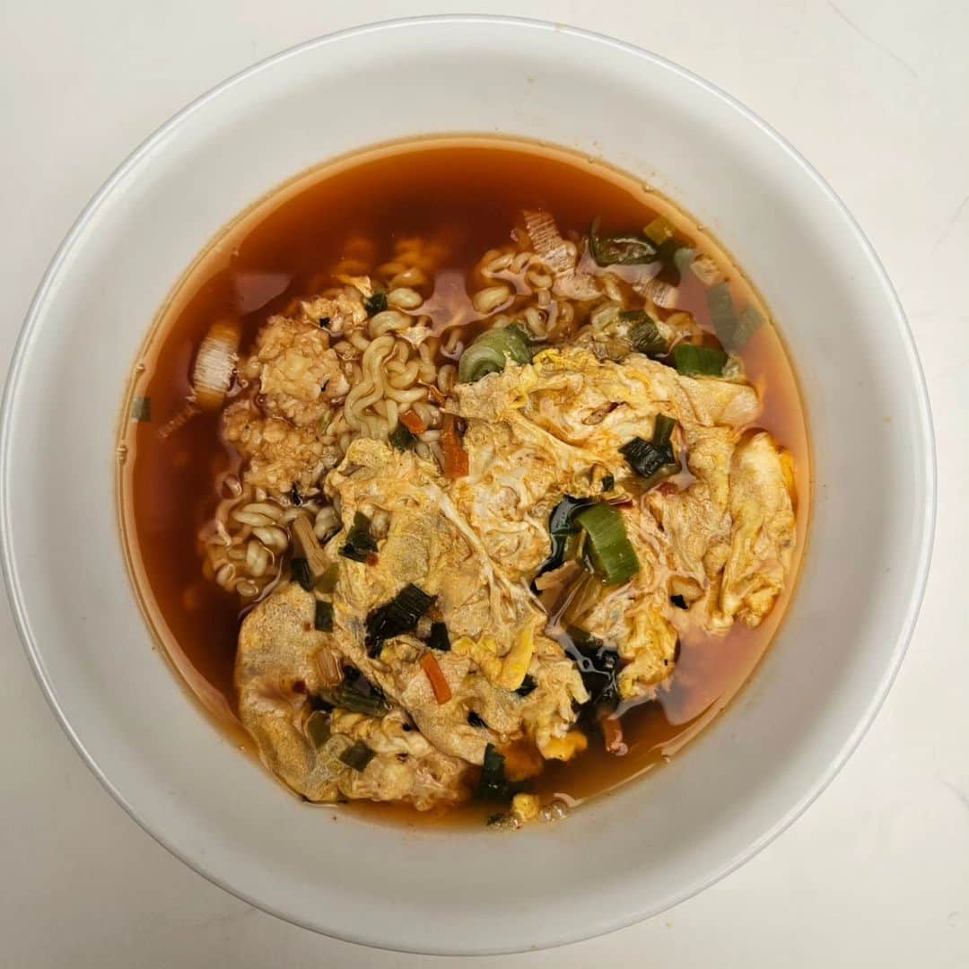 チェ・シラのインスタグラム：「가족들이 붙여준 이름 채시라~면~🍜 라면을 워낙 좋아해 각종 라면을 건강하면서도 맛있는 레시피로 역시 라면은 비오는 날🌧」