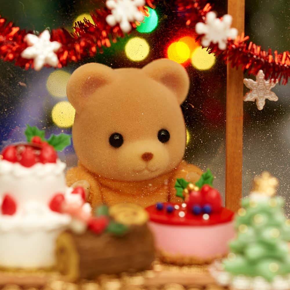 シルバニアファミリー【公式】 のインスタグラム：「「早くクリスマスにならないかなぁ～」  クマのピアーズは、クリスマスをとても楽しみにしているみたい✨  「おいしそう…」  あれ？ピアーズ、もしかしてケーキが食べたいだけかな？  #シルバニアファミリー #シルバニア #sylvanianfamilies #calicocritters #sylvanian #ドールハウス #dollhouse #ミニチュア #miniature #かわいい #可愛い #cute #癒し #癒される #kawaii #クリスマス #christmas #happyholidays #ケーキ」