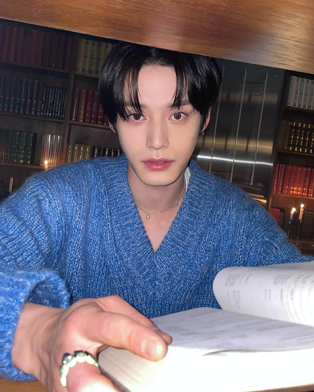 ZEROBASEONEさんのインスタグラム写真 - (ZEROBASEONEInstagram)「📖  #ZEROBASEONE #ZB1 #제로베이스원 #KIMJIWOONG #김지웅  #MELTINGPOINT #CRUSH #가시 #ZEROBASEONE_CRUSH」11月16日 17時00分 - zb1official