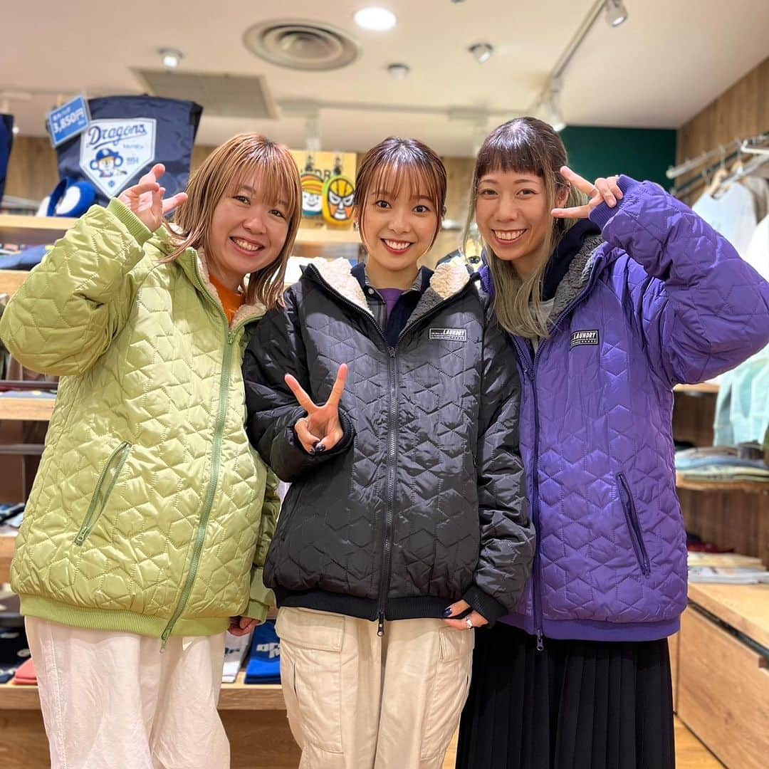 Laundry ランドリーさんのインスタグラム写真 - (Laundry ランドリーInstagram)「LAUNDRYのお店アカウントに掲載中の今の時期にぴったりなアイテムやコーディネートをご紹介します☆ 気になったコーディネートがあれば是非保存またはお店のアカウントもフォローしてくださいね🤩  1枚目：セレオ国分寺店 （ @laundry_kokubunji ） 333-75000 DORO唐草ポケット 天竺ZIPパーカー 8,690円（税込） ユニセックスS/M/L クリーム/スミクロ/ネイビー  2枚目：ジョイナス店 （ @laundry.joinus ） 333-72028 LAUNDRY WAVE エンボスロゴ クルースウェット 8,250円（税込） ユニセックスS/M/L サーモンピンク/ブルーグレー/ネイビー  3枚目：名古屋セントラルパーク店 （ @laundry_town ） 333-21006 リバーシブルボアブルゾン2023 16,500円（税込） ユニセックスSS/S/M/L パープル/ブラック/ライトグリーン  4枚目：なんばウォーク店 （ @laundry_nambawalk ) 333-21007 リバーシブルボアスタンド2023 16,500円（税込） ユニセックスS/M/L ネイビー  ＿＿＿＿＿＿＿＿＿＿＿＿＿  詳しいお知らせはプロフィールから ブランドサイトをチェック🧐 ⇒ @laundry_official  最近GETしたアイテムや過去のアイテム・ノベルティなど #laundry038 を付けて投稿すると、 LAUNDRYブランドサイトや、オンラインストアにも掲載されます👍❣  また、LAUNDRY公式インスタグラムでもご紹介させていただきますので 是非皆さまご投稿宜しくお願いします✨  #laundry #ランドリー #Tシャツ #スウェット #パーカー #リバーシブル #ボアブルゾン #リバボア #アウター  #秋ファッション #冬ファッション #ユニセックス #unisex #Tシャツコーデ #Tシャツコーディネート #秋 #コーディネート #ファッション #キャラクターデザイン #COORDINATE #fashion」11月16日 17時00分 - laundry_official