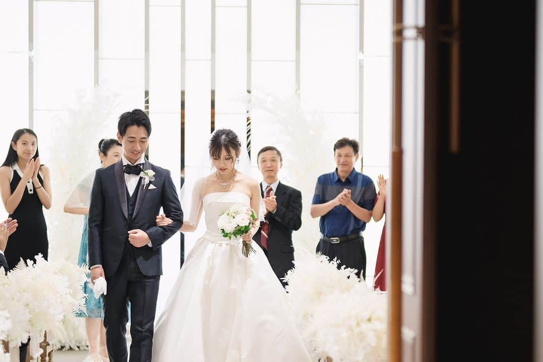 【公式】小さな結婚式さんのインスタグラム写真 - (【公式】小さな結婚式Instagram)「. @petit.wedding をフォローしてね♩ #小さな結婚式 をつけてのお写真投稿も大歓迎です♡ こちらの公式IGでリグラムさせていただきます＊ . お子さまをあやすご新郎さまに そんなおふたりを見守る花嫁さま。  おふたりのお顔には自然な笑顔が浮かび、 今にも”笑い声”が聞こえてきそうなお写真です。 . >>#小さな結婚式京都店 . ——————— #petitwedding #ラヴィファクトリー #前撮り #結婚式 #プレ花嫁 #卒花 #家族婚 #少人数結婚式 #ウェディング #wedding #bridal #weddingdress #花嫁 #挙式 #結婚式準備 #式場探し #日本中のプレ花嫁さまと繋がりたい #結婚式の思い出に浸る会 #結婚準備 #京都花嫁 #ウェディングフォト #花嫁コーディネート #結婚式前撮り #フォトウェディング #スタジオフォト #パパママ婚 #ファミリーウェディング #和装花嫁」11月16日 17時00分 - petit.wedding